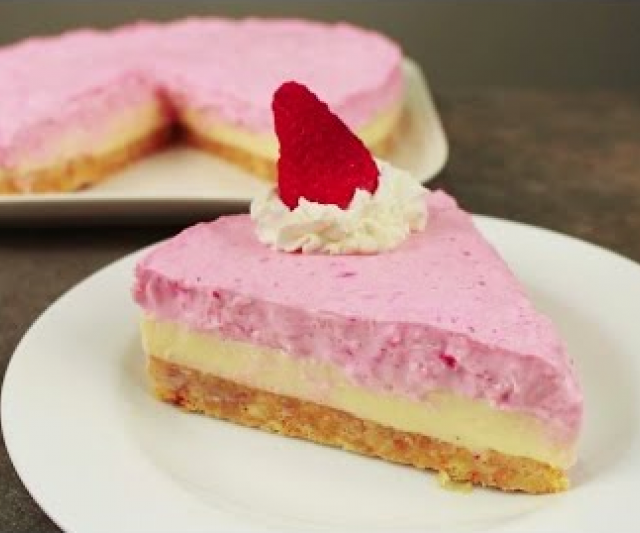 Torta de Chocolate Blanco y Frutillas